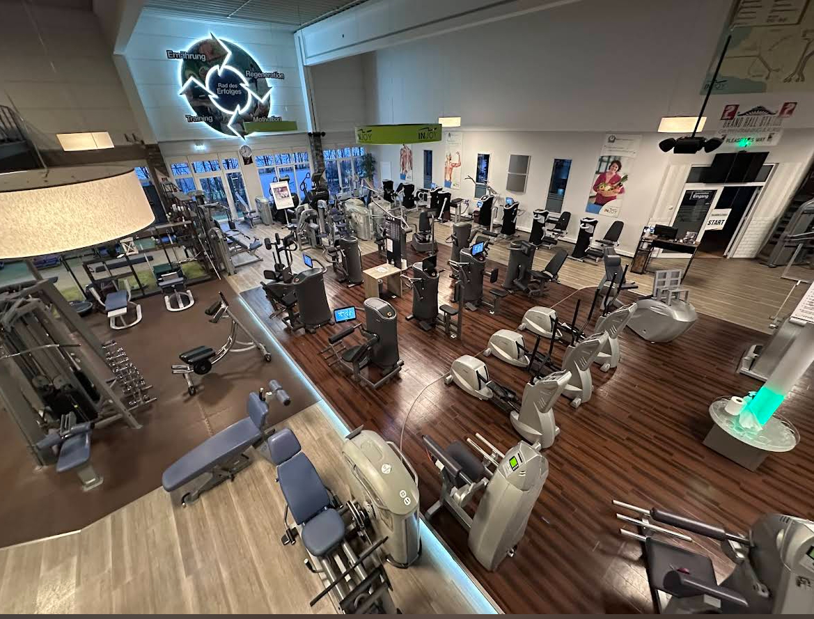 INJOY Fitnessstudio mit modernen Trainingsgeräten